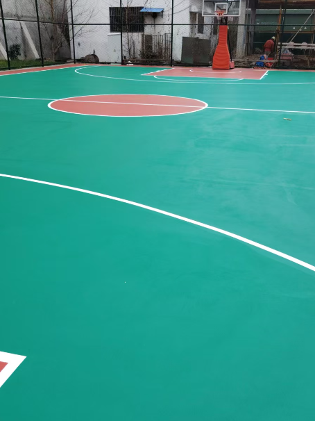 庐阳 球场长期使用易出现地面开裂